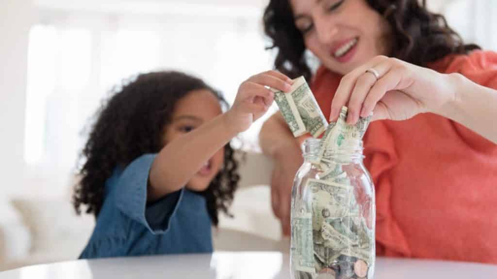 4 Easy Ways to Save Money on Everyday Expenses